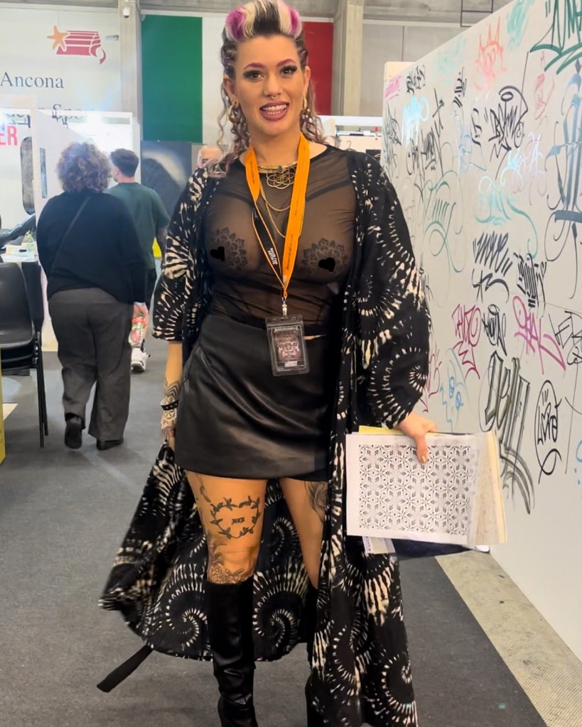 Gigi Up en la convención de tatuajes de Ancona.