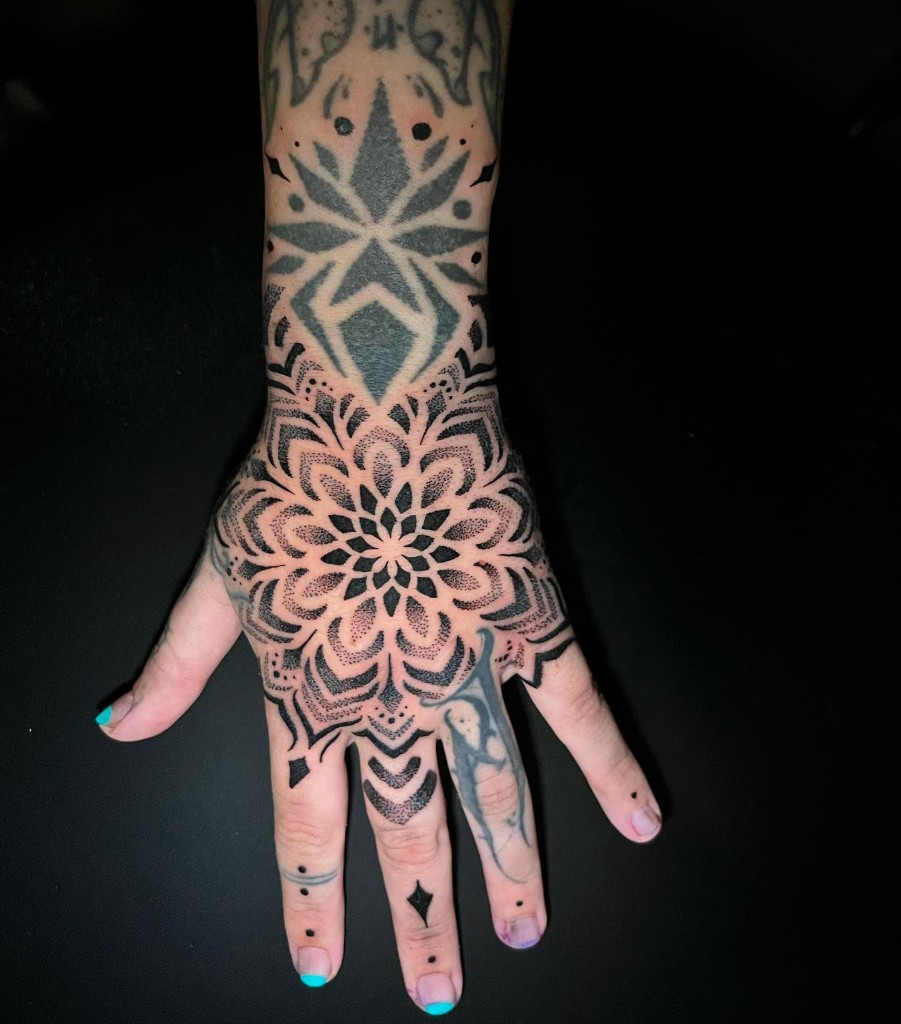 Mandala ornamental en el dorso de una mano.